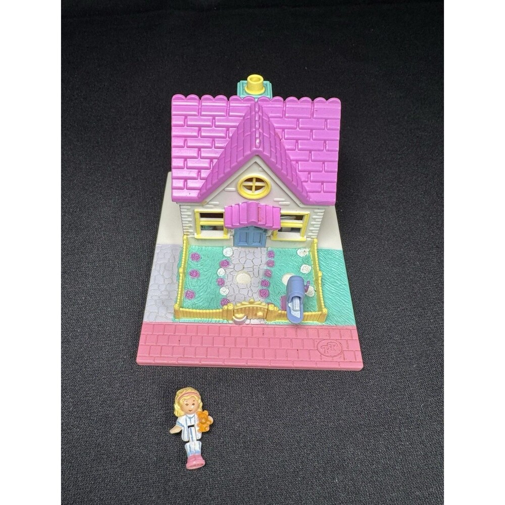Bluebird Polly Pocket Pollyville Cozy Cottage Playset 1993 - One Mini Doll